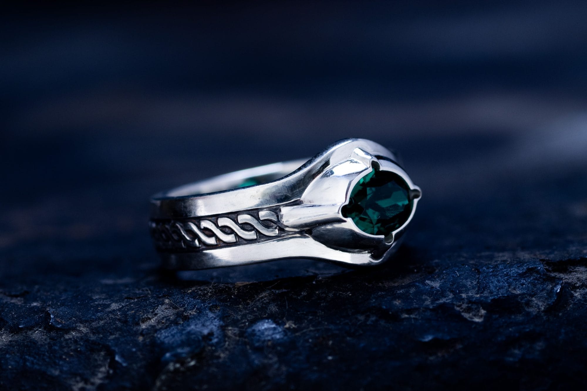 Серебряный перстень с изумрудом